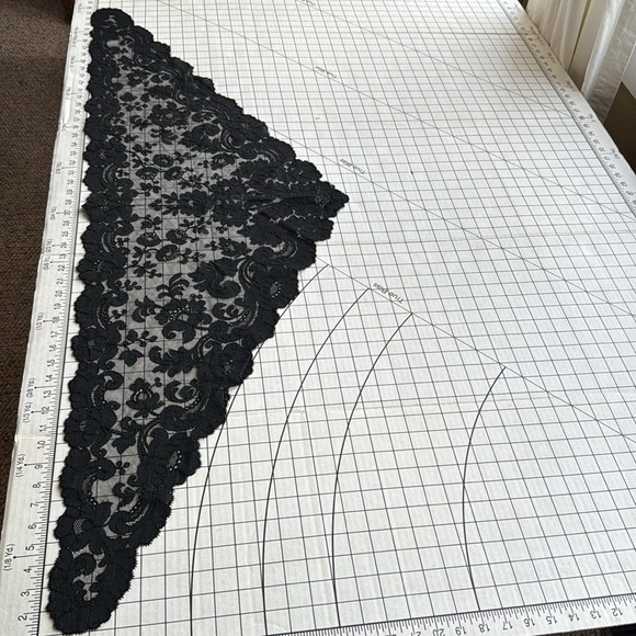 Vintage Black Lace Mantilla Veil – Spanish Style Floral Triangular Shawl - Picture 12 of 16